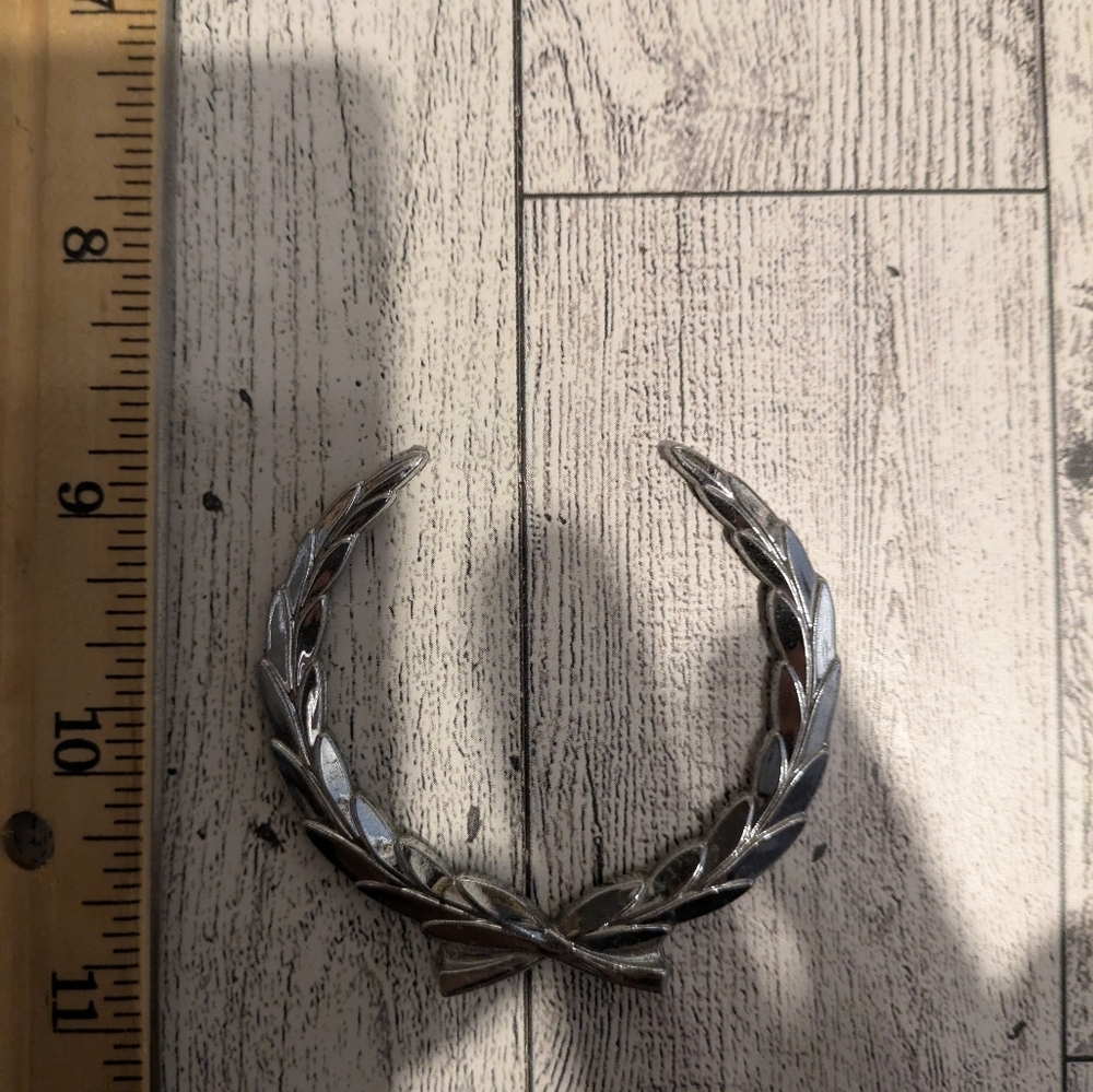 cadillac Elegant Silver Car Audio Laurel Emblem